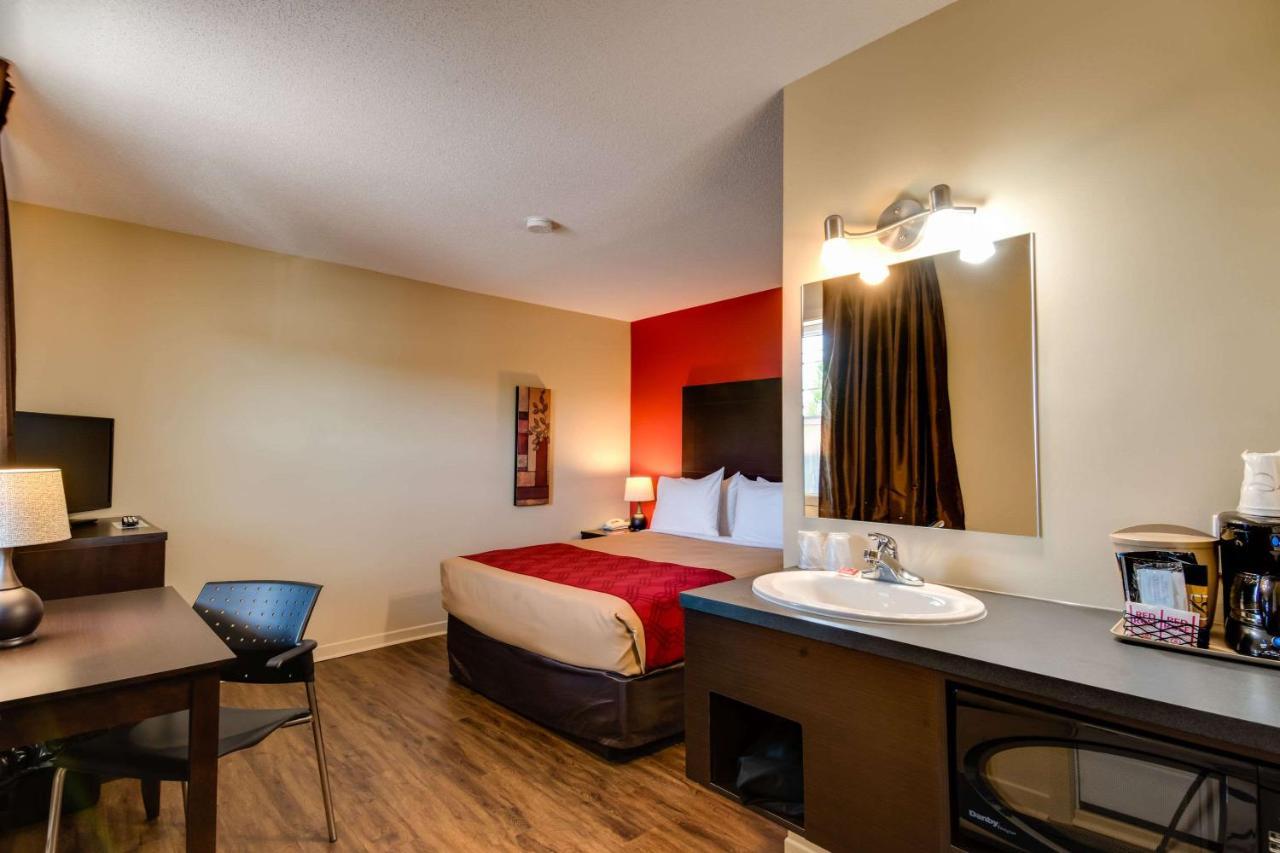 Econo Lodge Inn & Suites Saint Apollinaire Zewnętrze zdjęcie