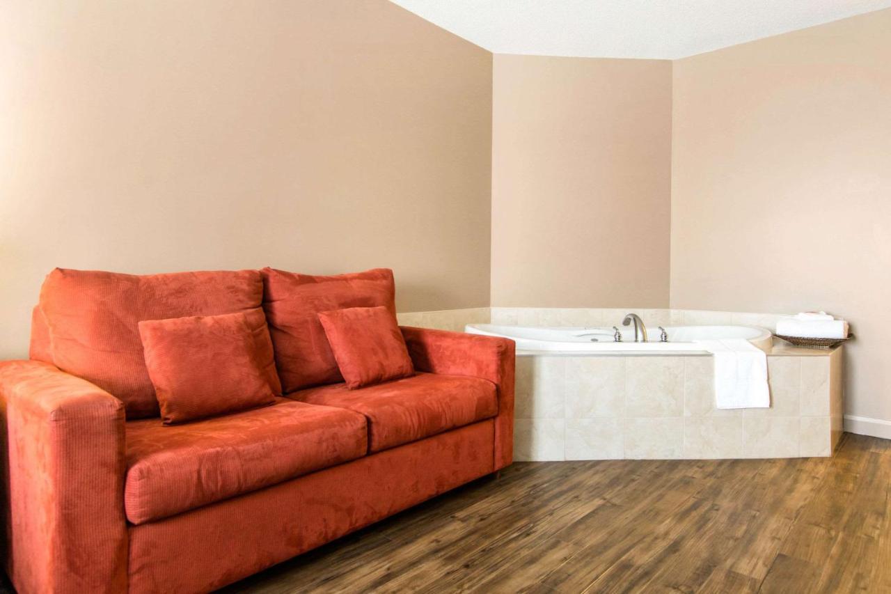 Econo Lodge Inn & Suites Saint Apollinaire Zewnętrze zdjęcie