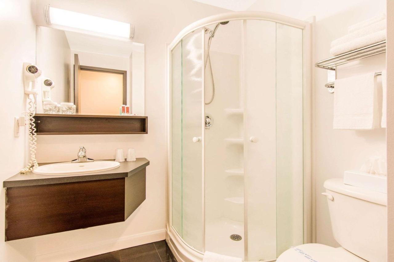 Econo Lodge Inn & Suites Saint Apollinaire Zewnętrze zdjęcie