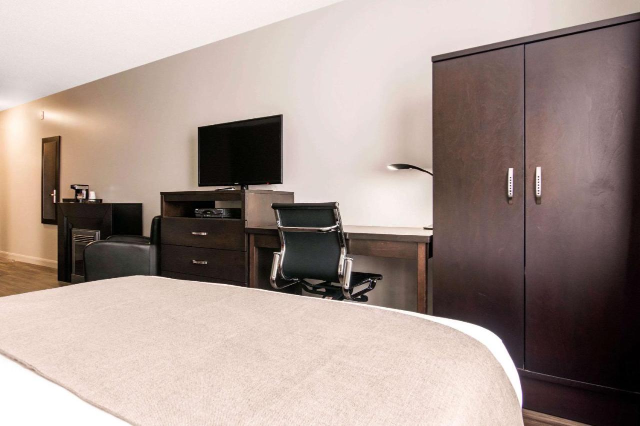 Econo Lodge Inn & Suites Saint Apollinaire Zewnętrze zdjęcie
