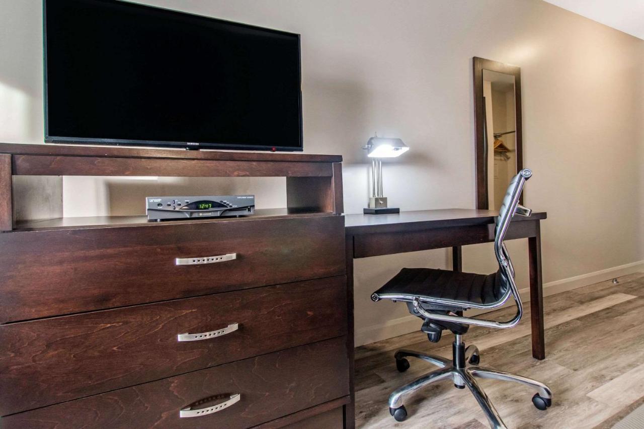 Econo Lodge Inn & Suites Saint Apollinaire Zewnętrze zdjęcie