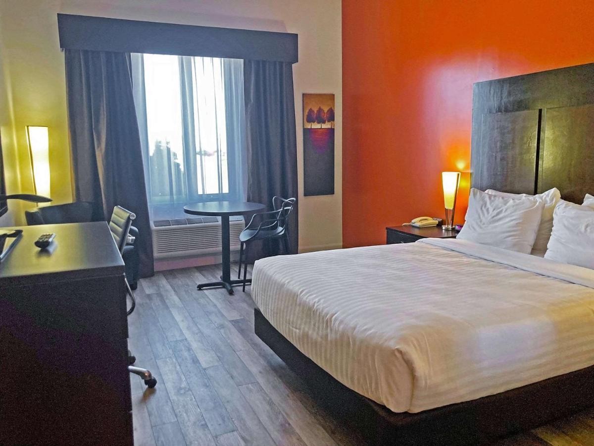 Econo Lodge Inn & Suites Saint Apollinaire Zewnętrze zdjęcie