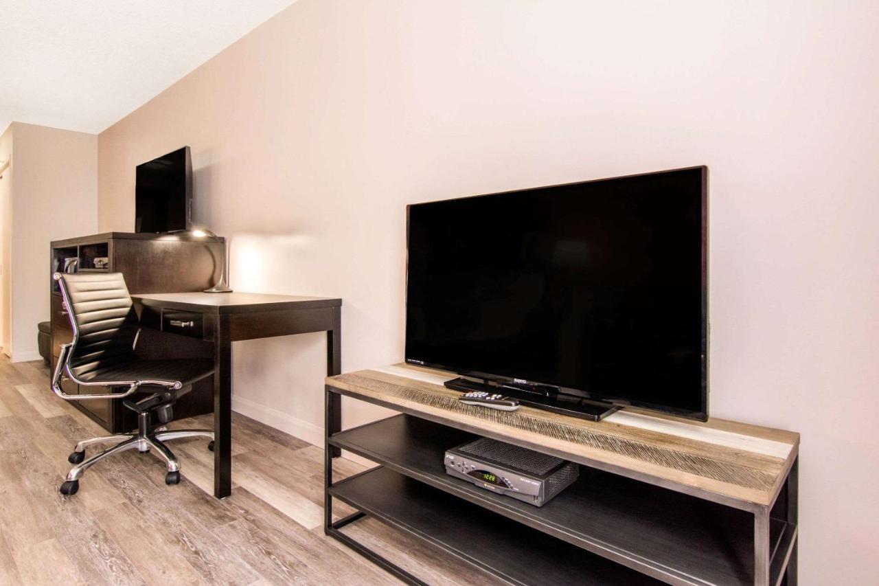 Econo Lodge Inn & Suites Saint Apollinaire Zewnętrze zdjęcie