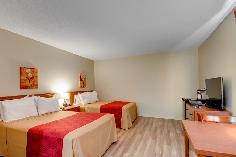 Econo Lodge Inn & Suites Saint Apollinaire Zewnętrze zdjęcie