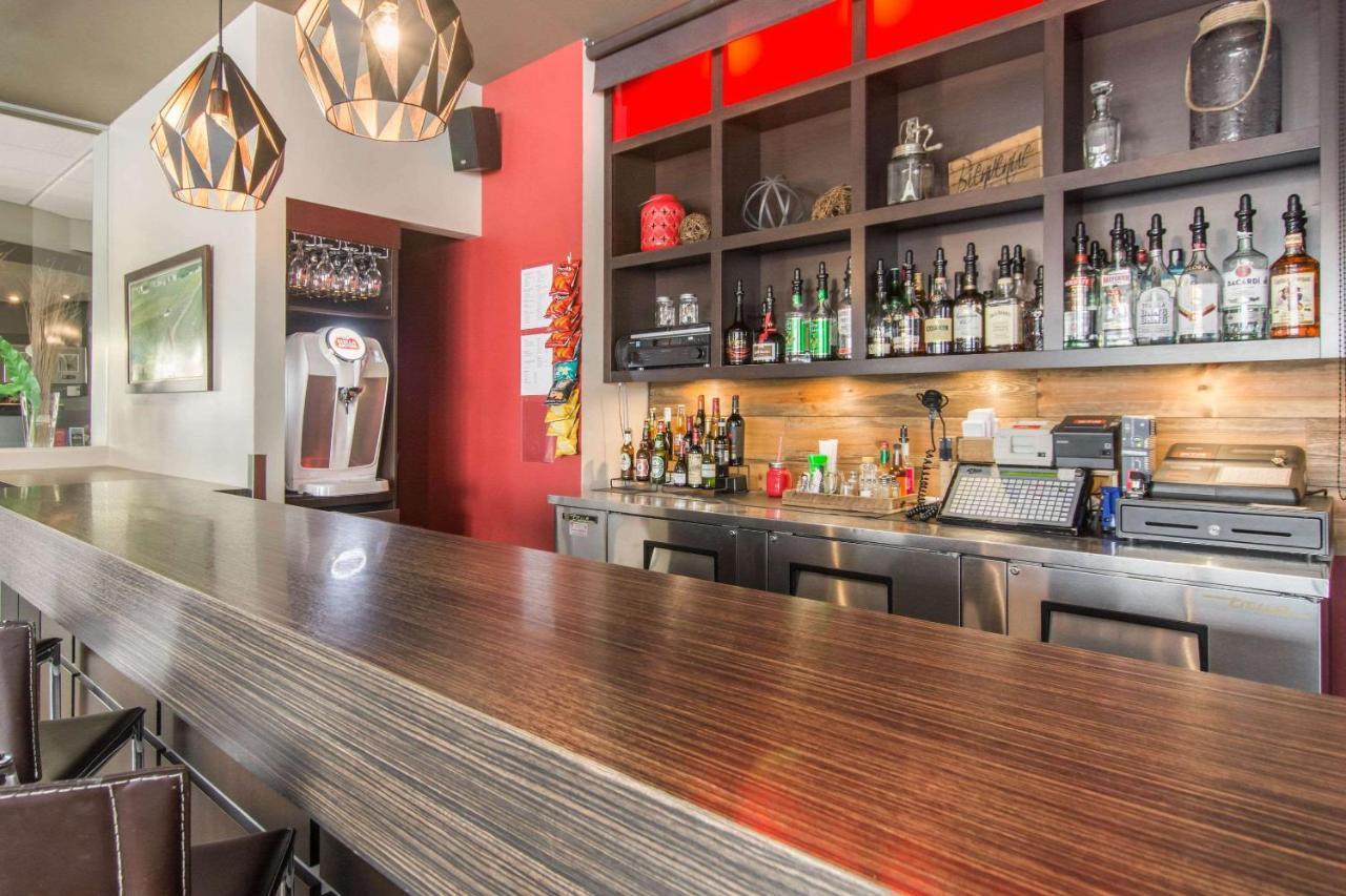 Econo Lodge Inn & Suites Saint Apollinaire Zewnętrze zdjęcie