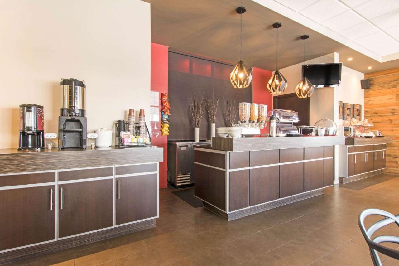 Econo Lodge Inn & Suites Saint Apollinaire Zewnętrze zdjęcie