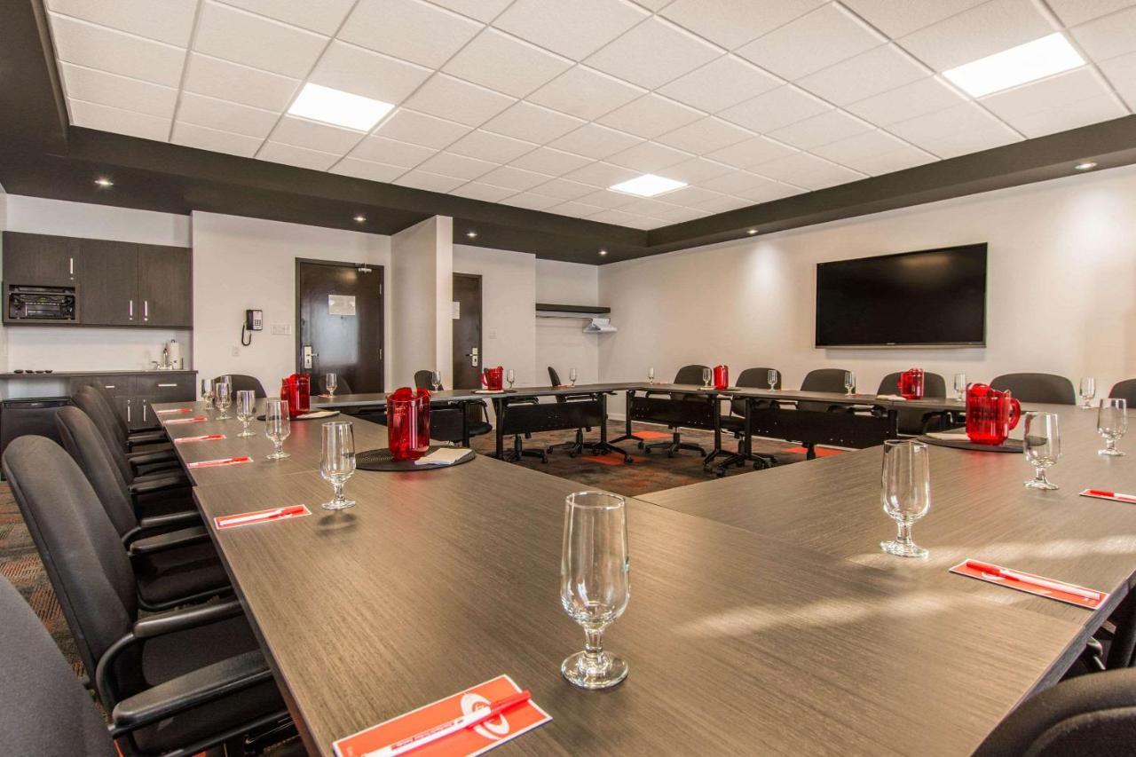Econo Lodge Inn & Suites Saint Apollinaire Zewnętrze zdjęcie